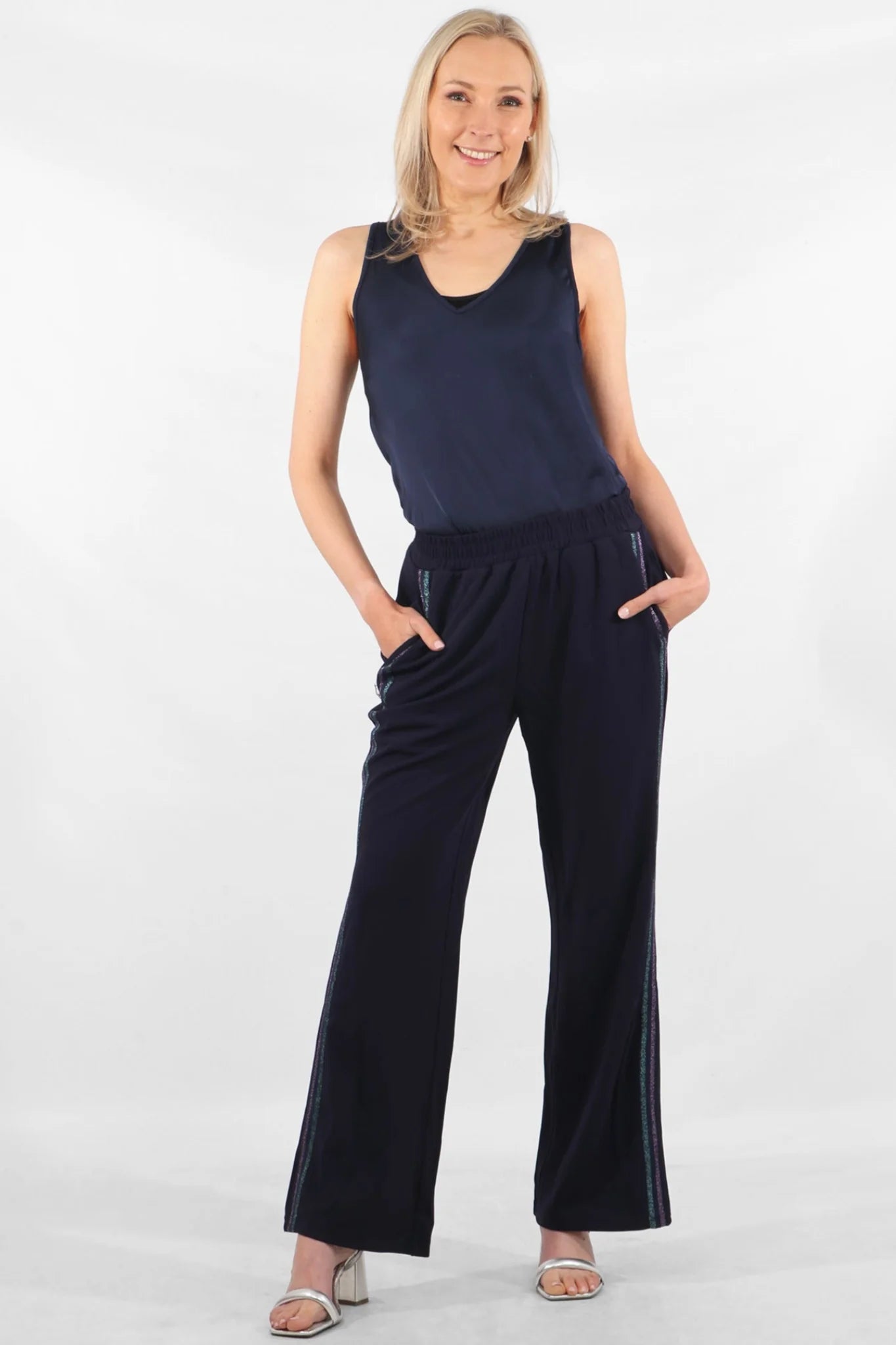Pantalón azul marino con raya brillante