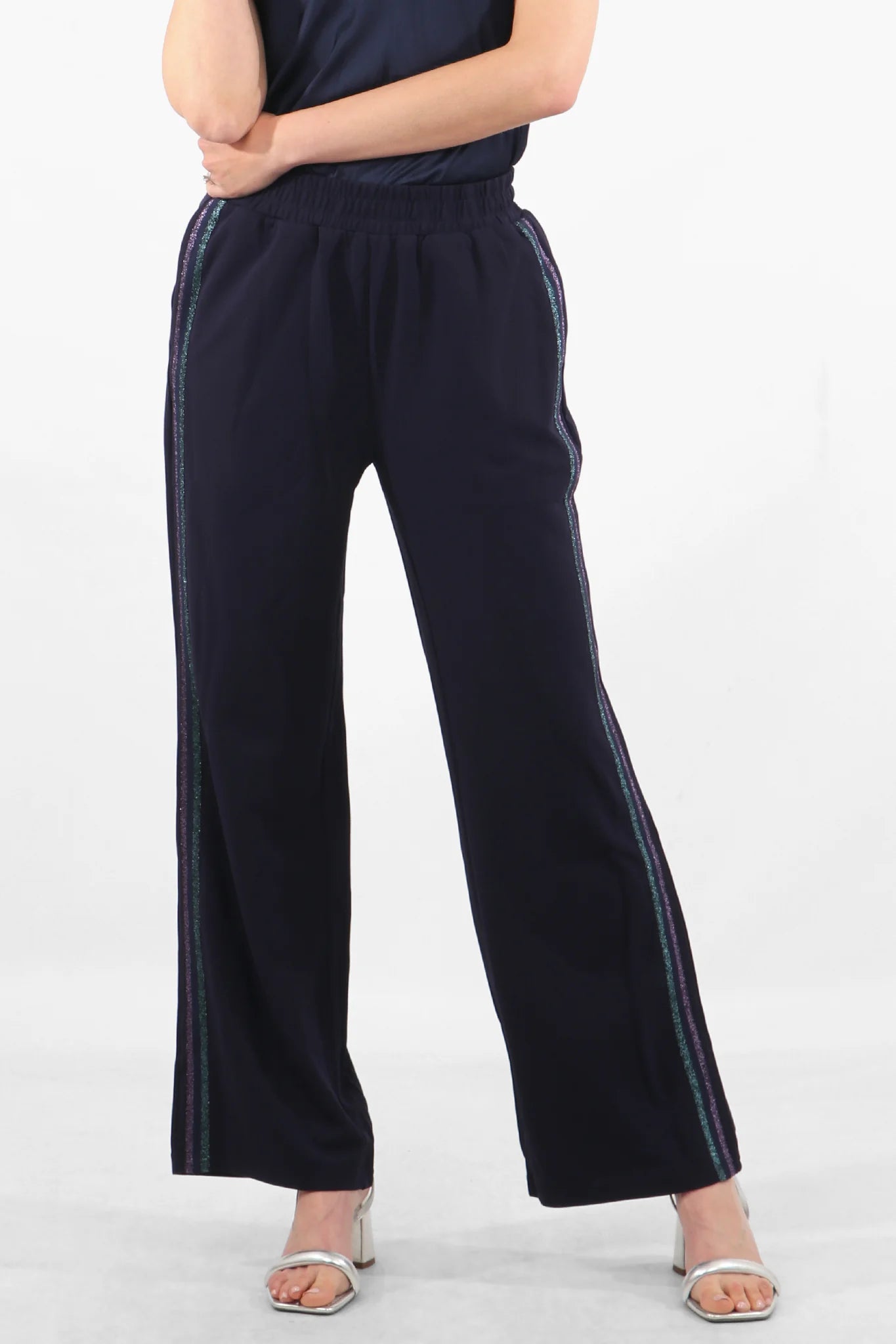 Pantalón azul marino con raya brillante