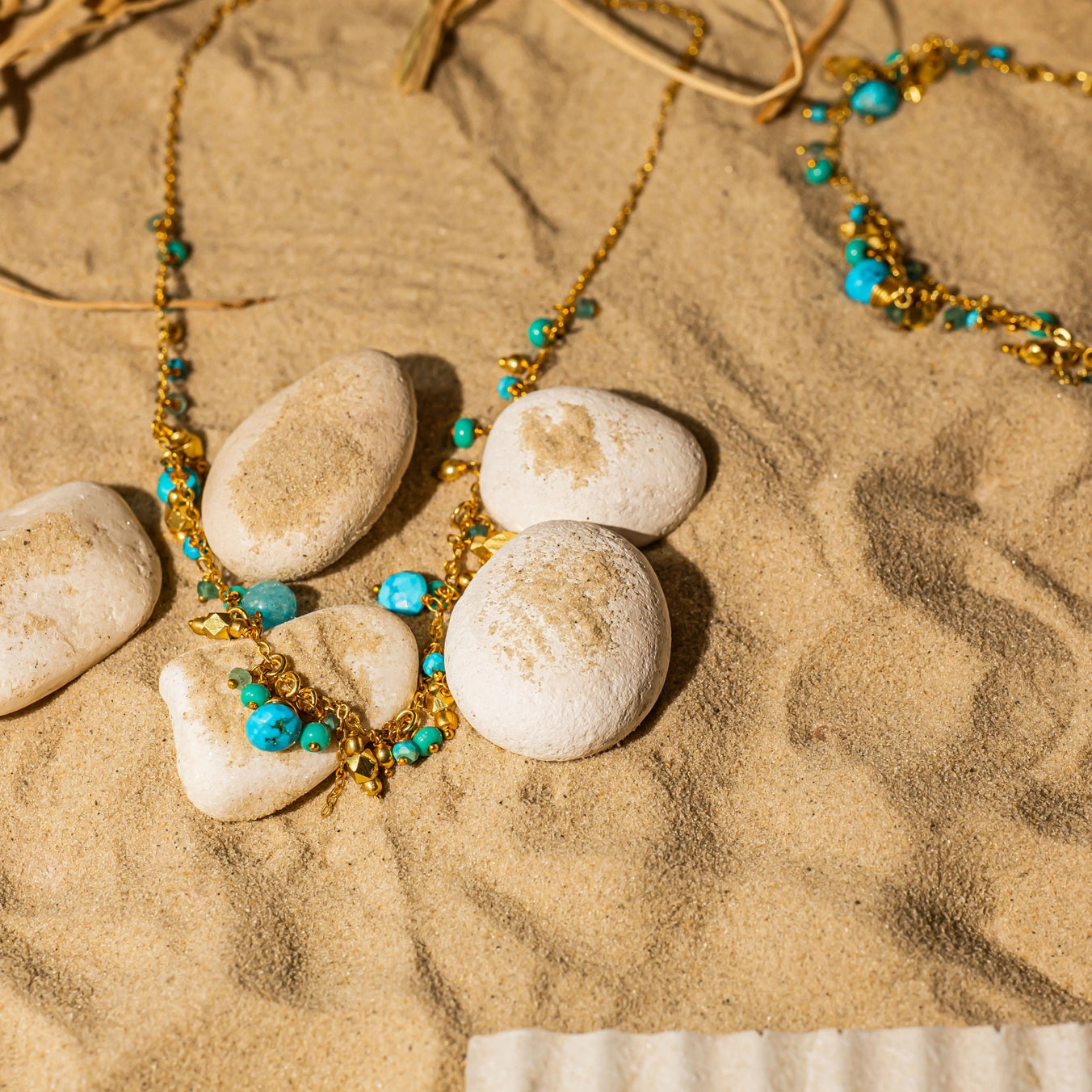 Collar con dijes de piedras preciosas: turquesa y apatita