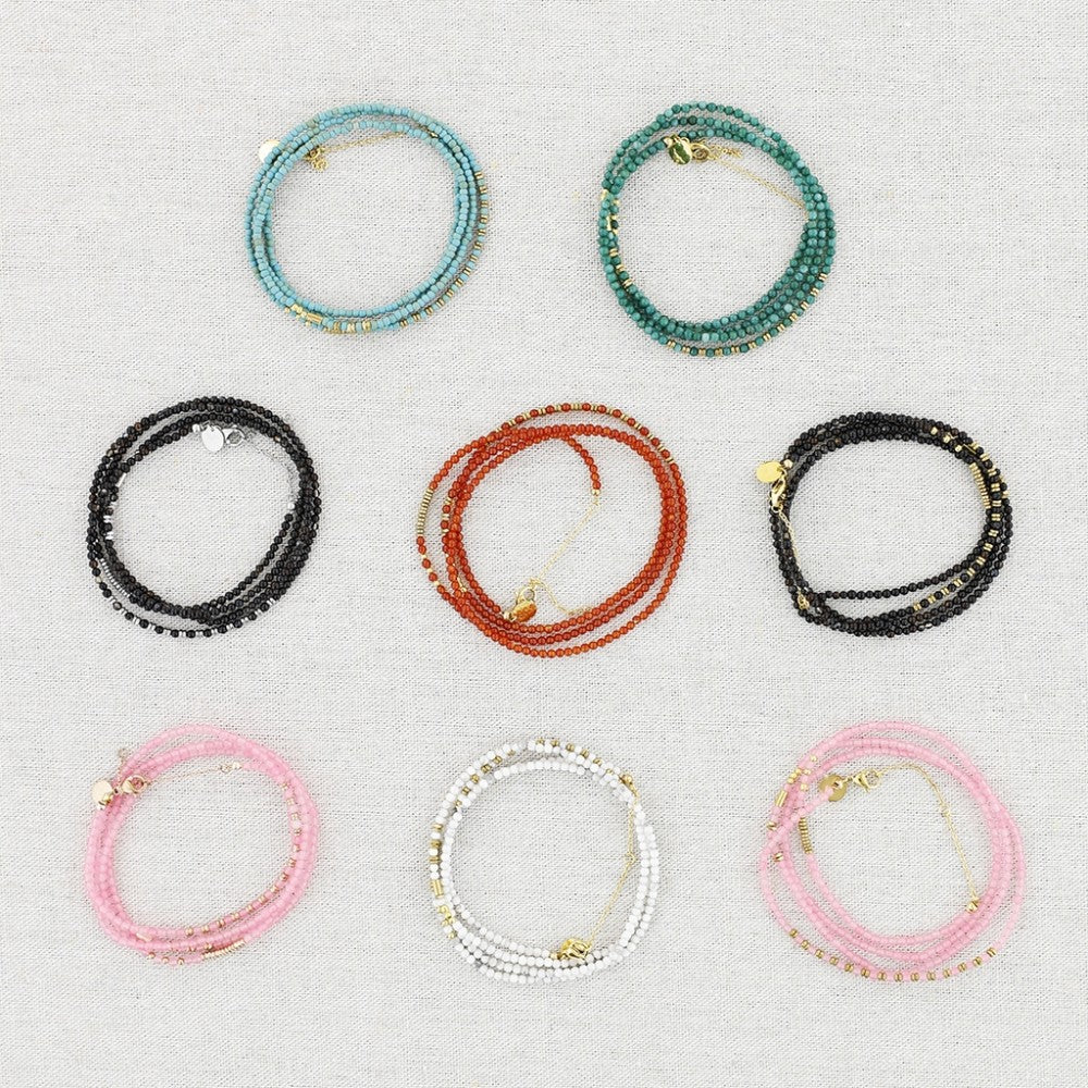 Collar fino de cuentas rosas y doradas