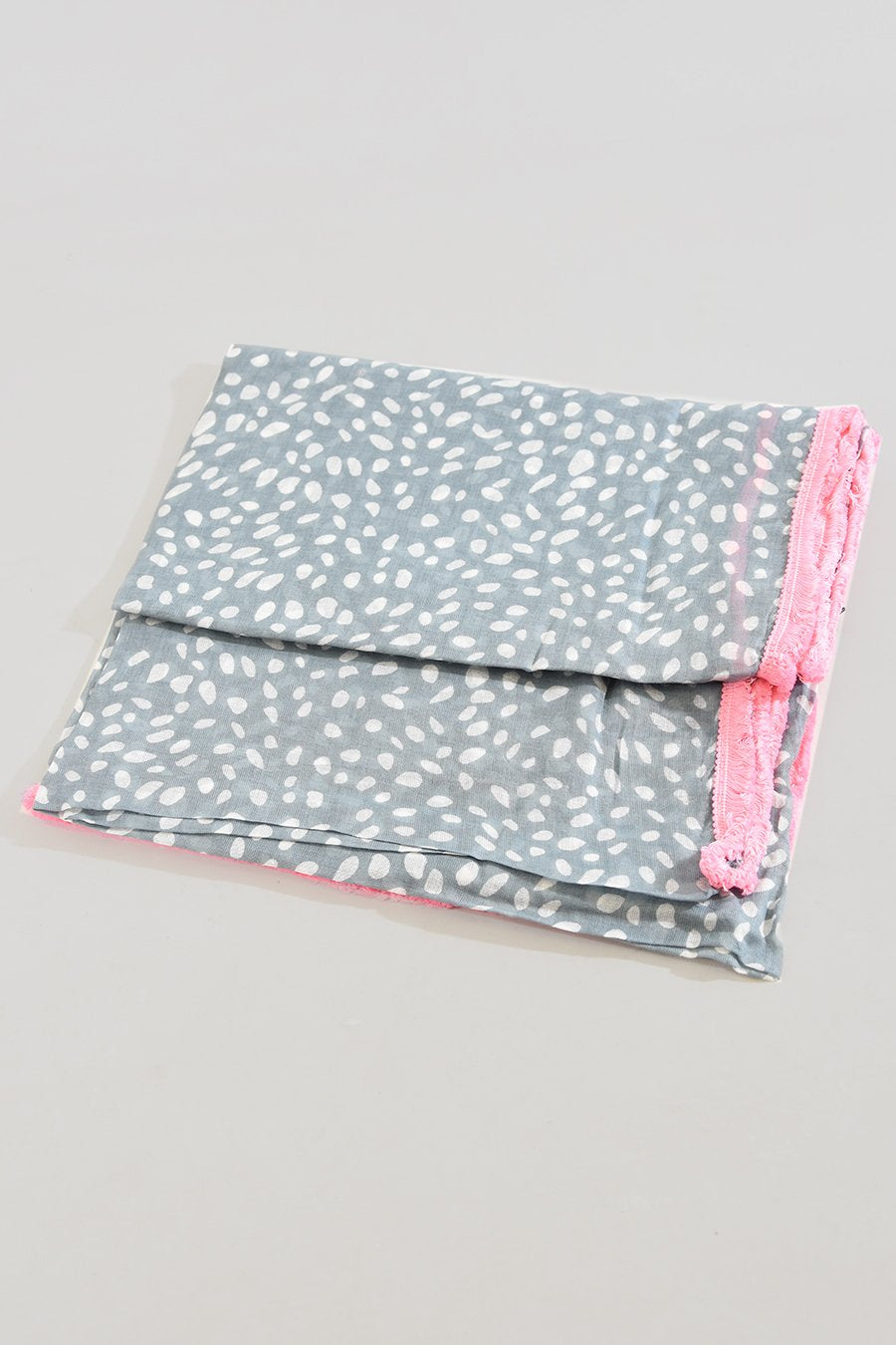 Grey and white spotted scarf with fuchsia fringe trim