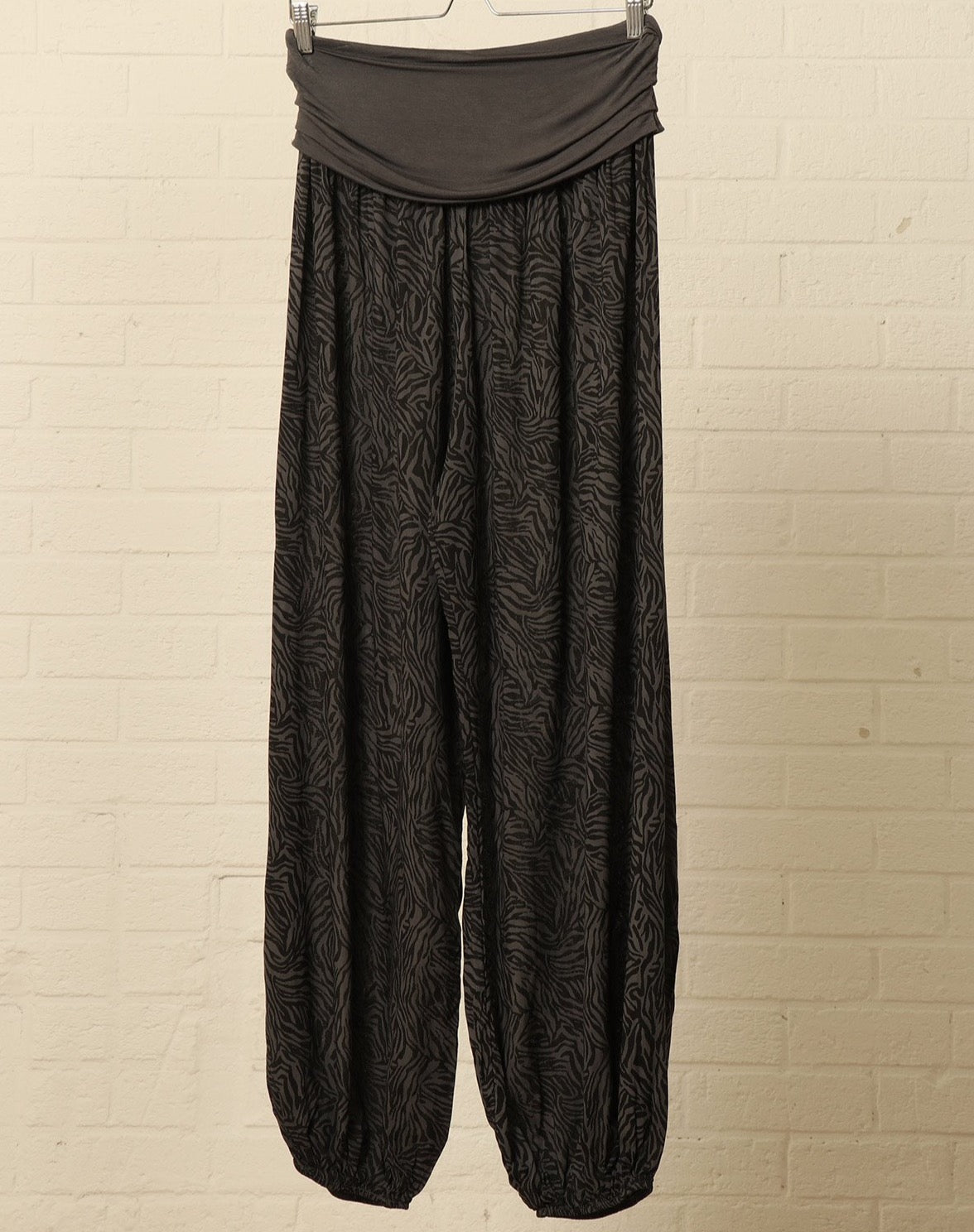 Pantalones harén estampados en color gris
