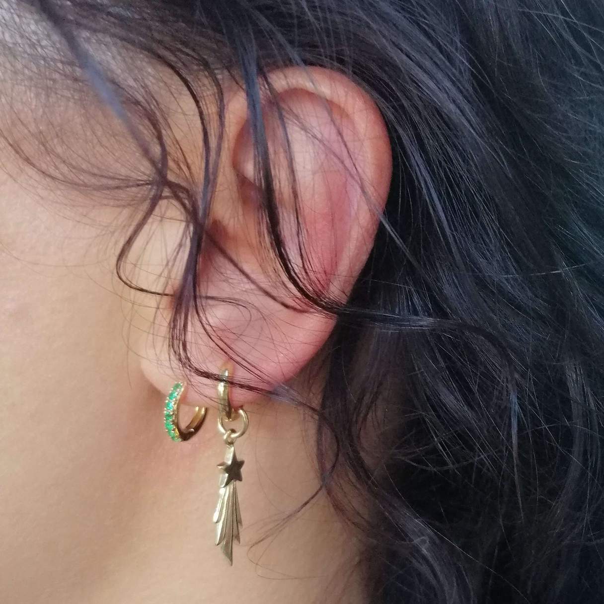 Boucle d'oreille simple en forme d'étoile filante dorée