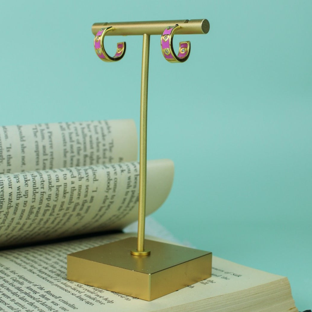 Boucles d'oreilles Huggie en émail rose avec cœur