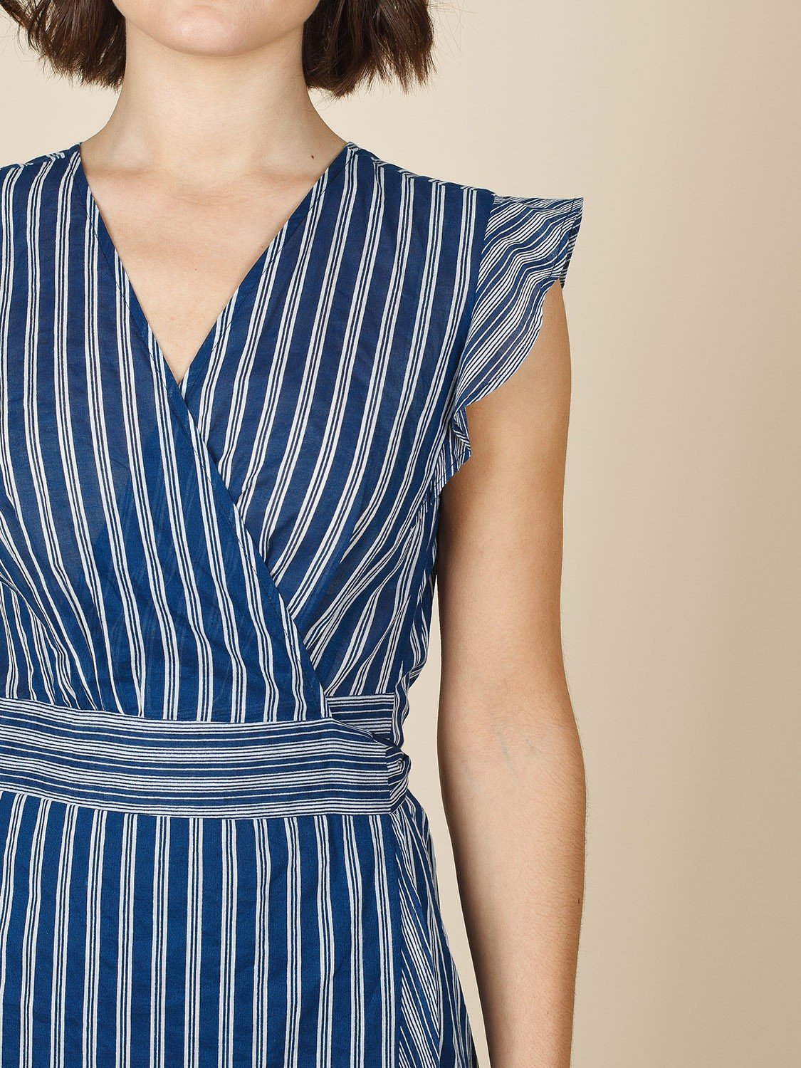 Vestido cruzado de algodón a rayas azules y blancas