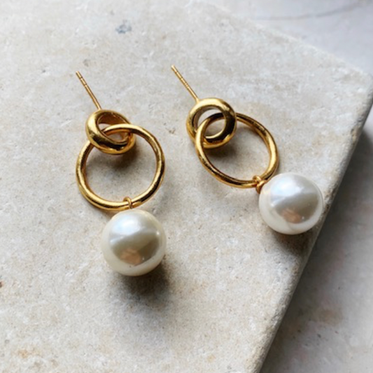 Pendientes llamativos de aros y perlas