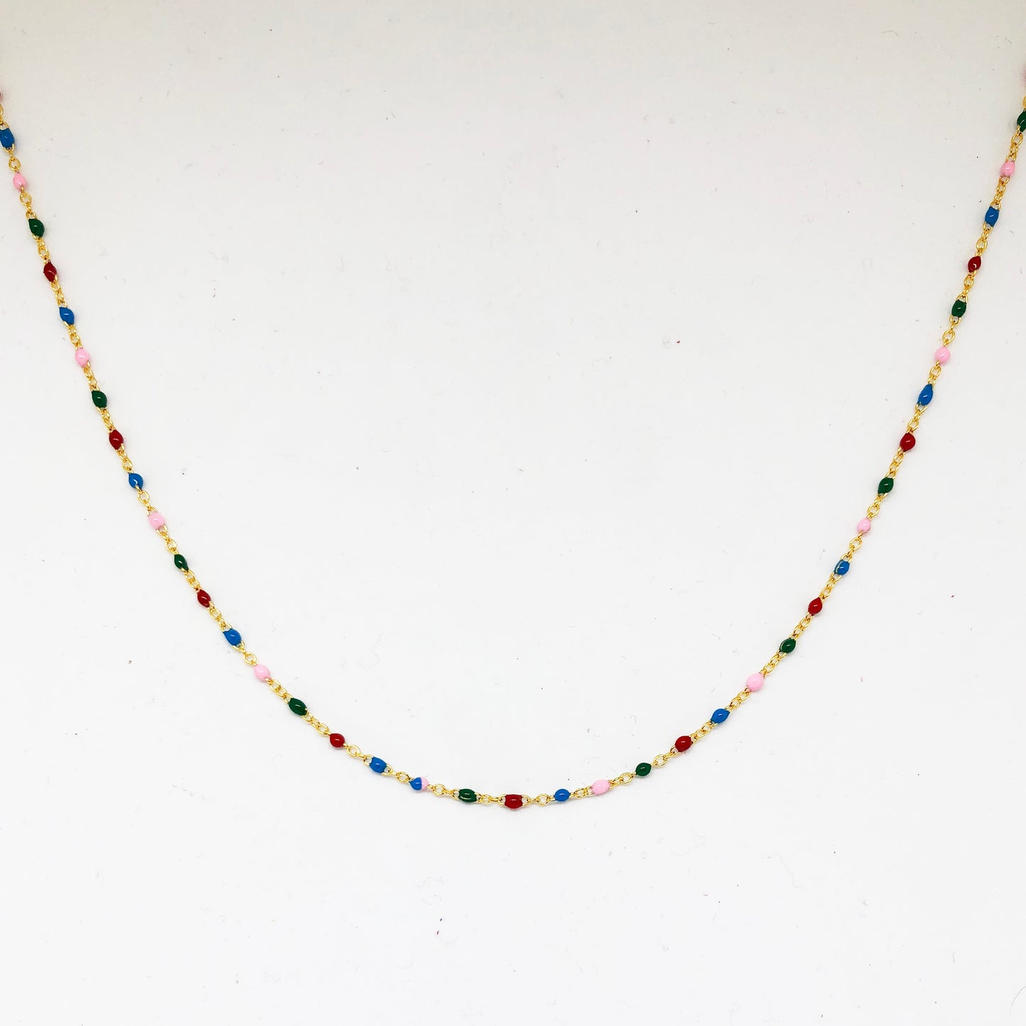 Collar de esmalte con puntos