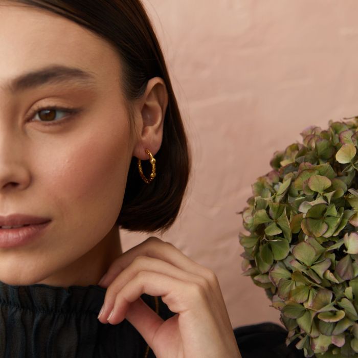 Petites boucles d'oreilles créoles cloutées