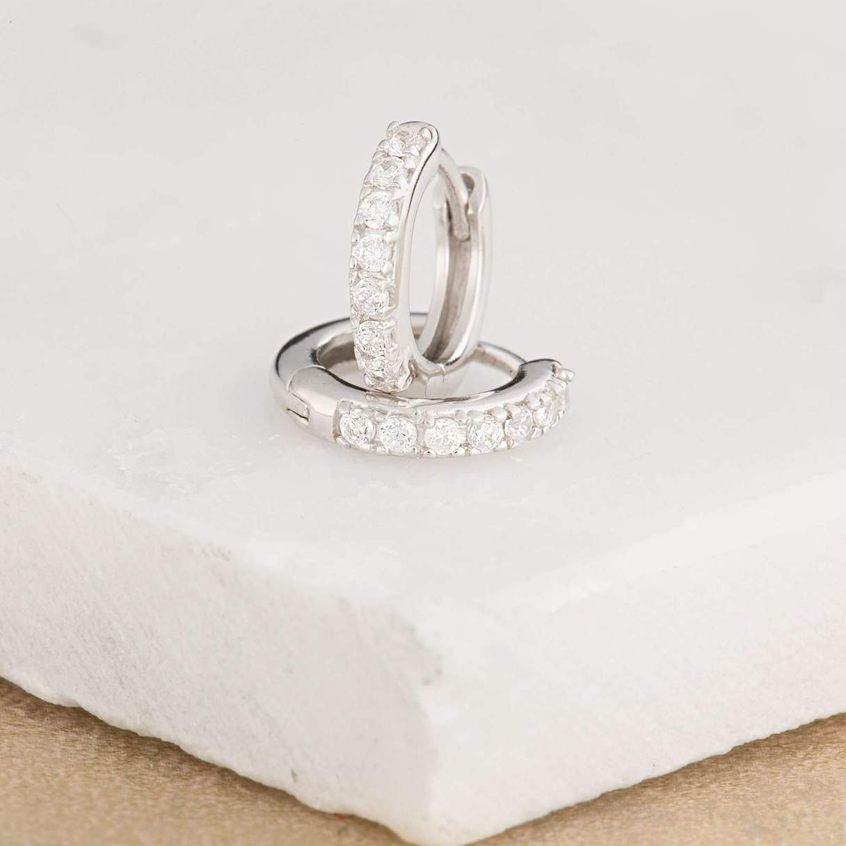 Boucles d'oreilles en argent avec pierres transparentes