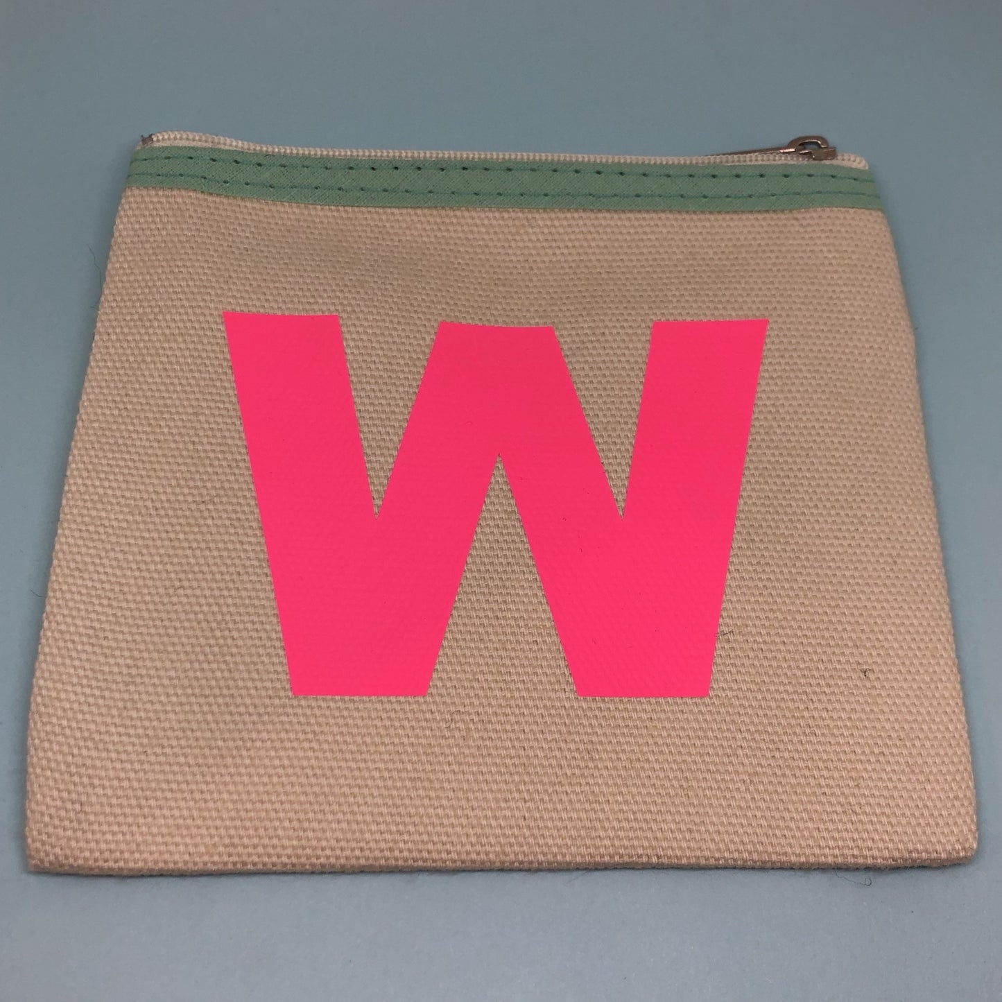 Monedero con letras del alfabeto, color crema