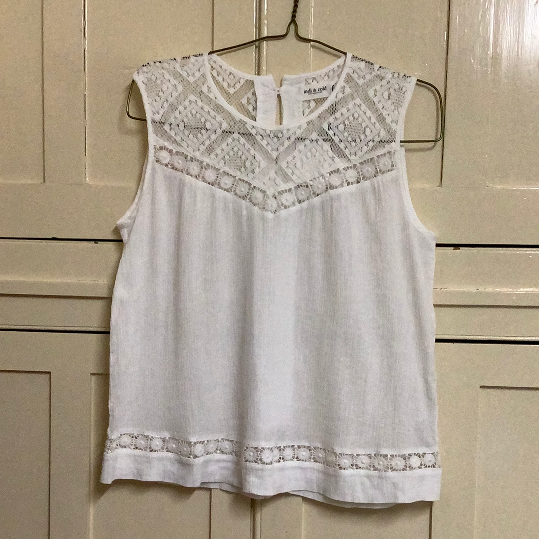 Top blanc avec empiècement en dentelle de coton