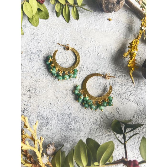 Petites créoles pendantes à perles vertes