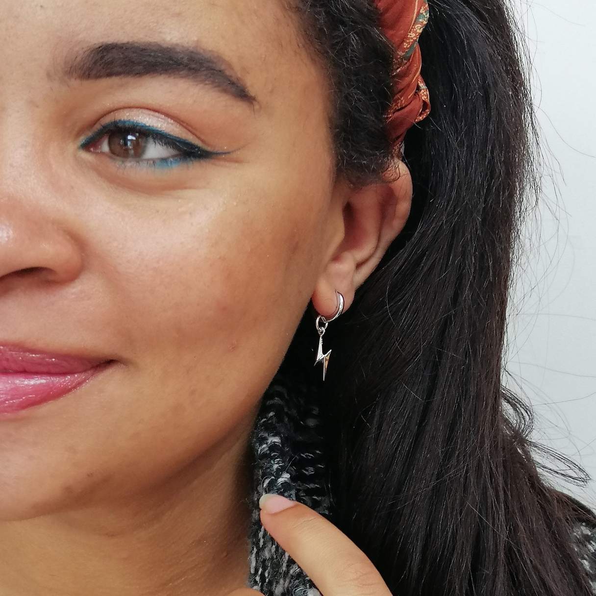 Boucle d'oreille simple en forme d'éclair argenté