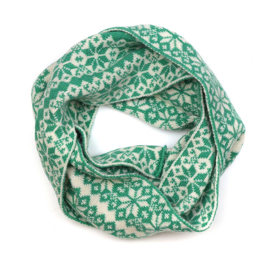 Green and Cream Scandi Starflower Snood