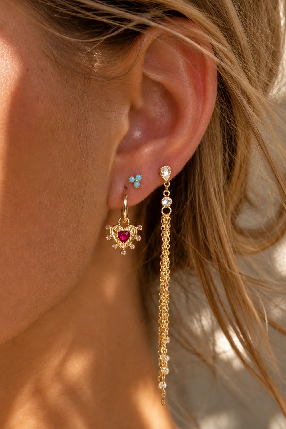 Pendientes Huggies con piedra esmeralda y disco solar