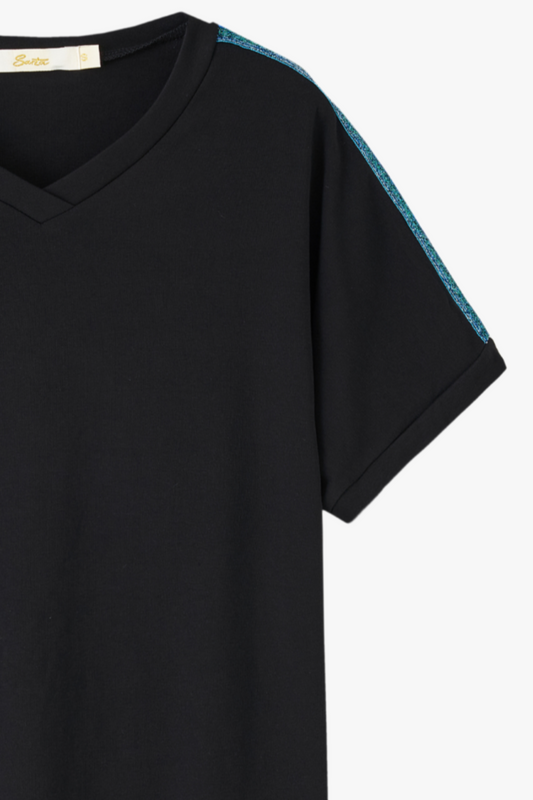 T-shirt noir à col en V avec manches bordées de rayures bleues pailletées