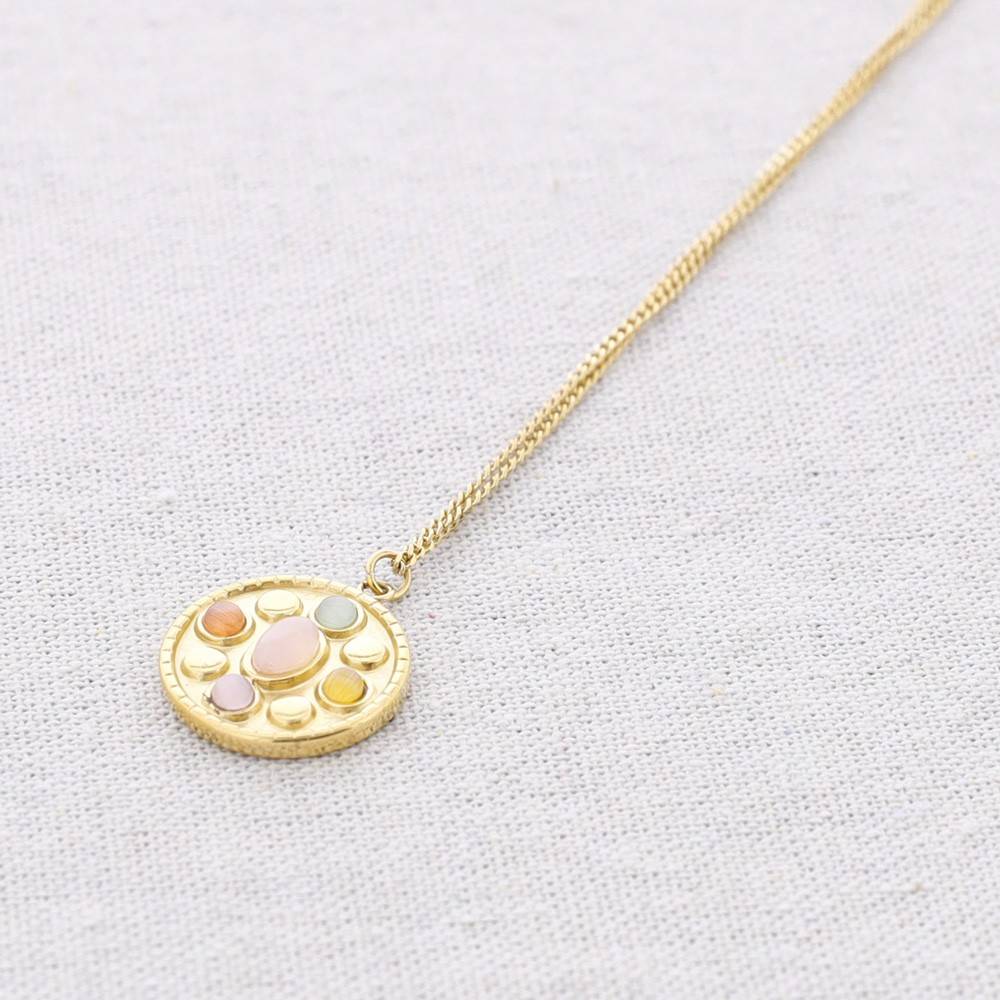 Collar de escudo de piedra