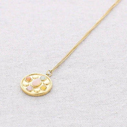 Collar de escudo de piedra