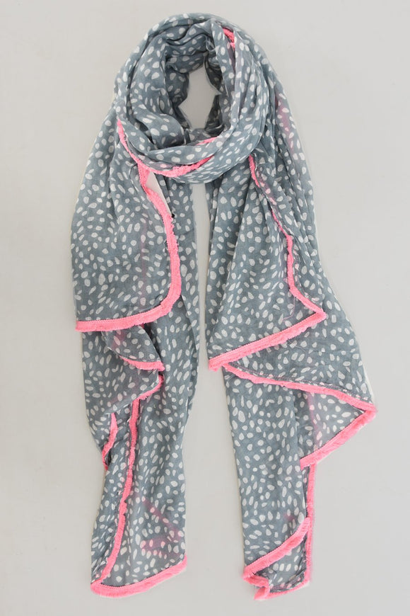 Grey and white spotted scarf with fuchsia fringe trim