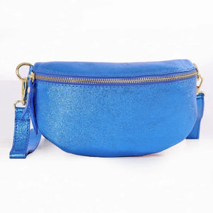 Bolso bandolera de piel azul metalizado con forma de media luna 