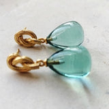 Pendientes de nudo y gota de oro