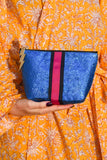 Bolso pequeño de color azul brillante