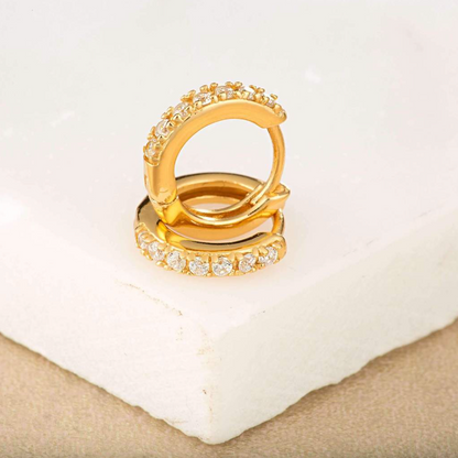 Boucles d'oreilles créoles en or avec pierres transparentes