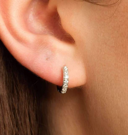 Boucles d'oreilles créoles en or avec pierres transparentes