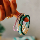 Pulseras de perlas y cuentas