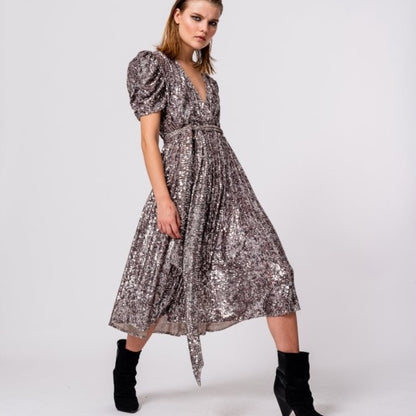 Vestido midi plateado con lentejuelas